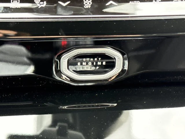 New 2026 Bright White Clear-Coat Exterior Paint Jeep Altitude image 19