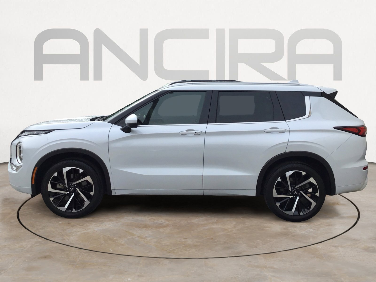 Used 2023 White Diamond Mitsubishi SEL image 9