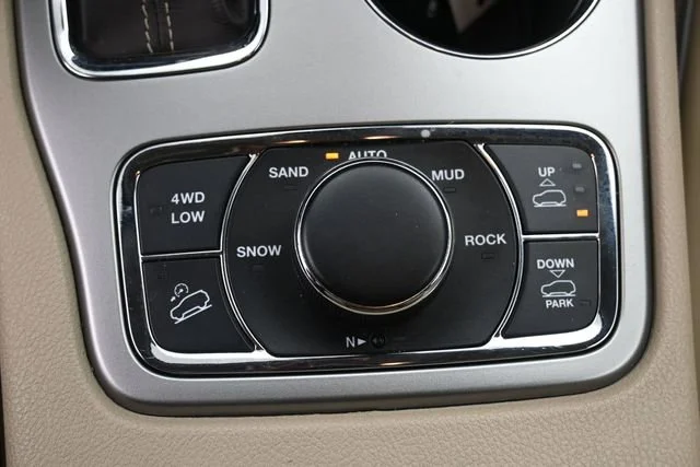 Used 2018 Velvet Red Pearlc Jeep Overland image 19