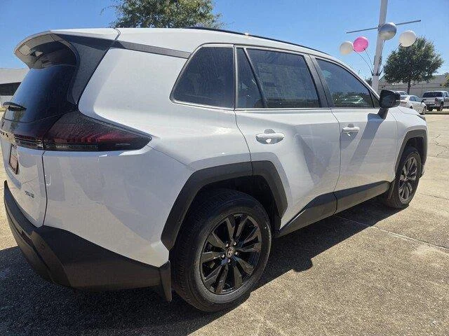 Used 2026 Ice Cap Toyota XLE Premium image 4