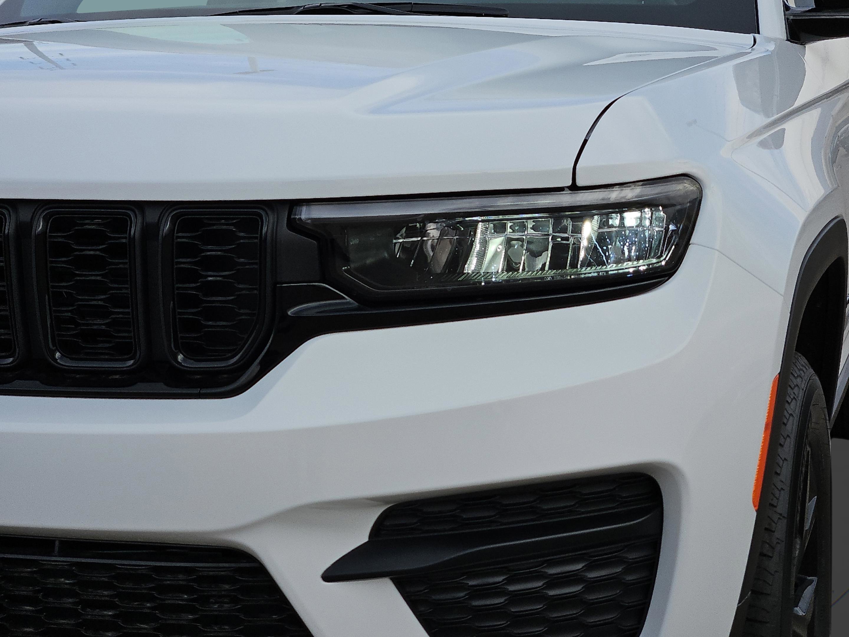 New 2025 Bright White Clear-Coat Exterior Paint Jeep Altitude X image 8