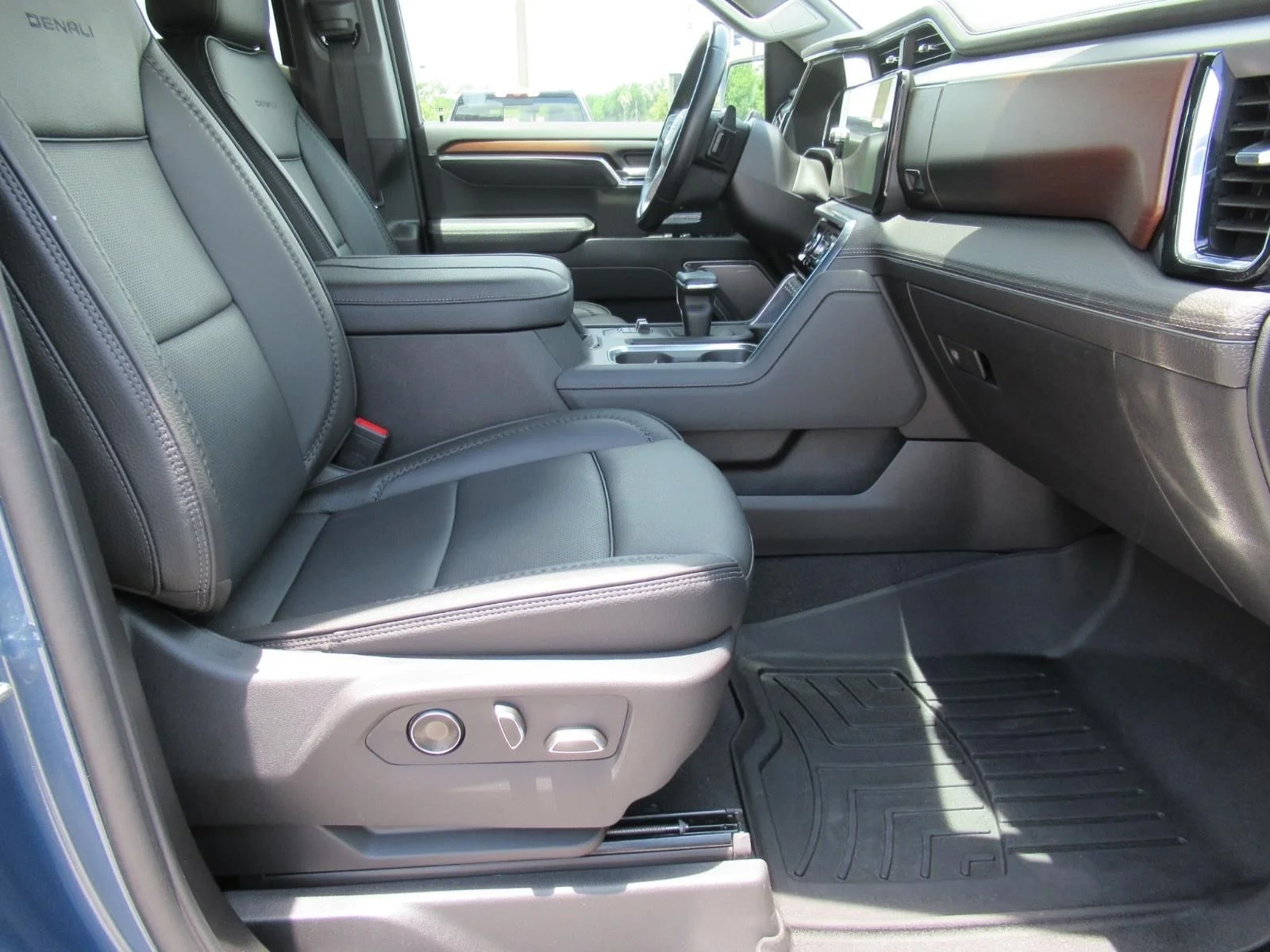 Used 2026  GMC Denali image 10