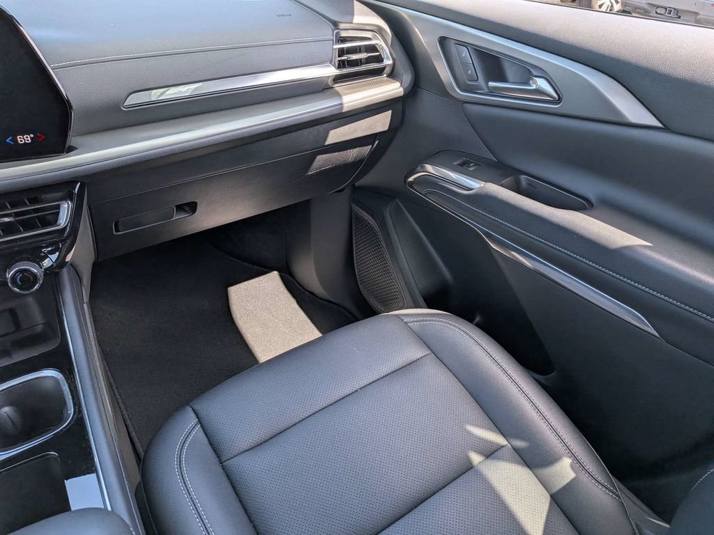 Used 2025 Lakeshore Blue Metallic Chevrolet LT image 19