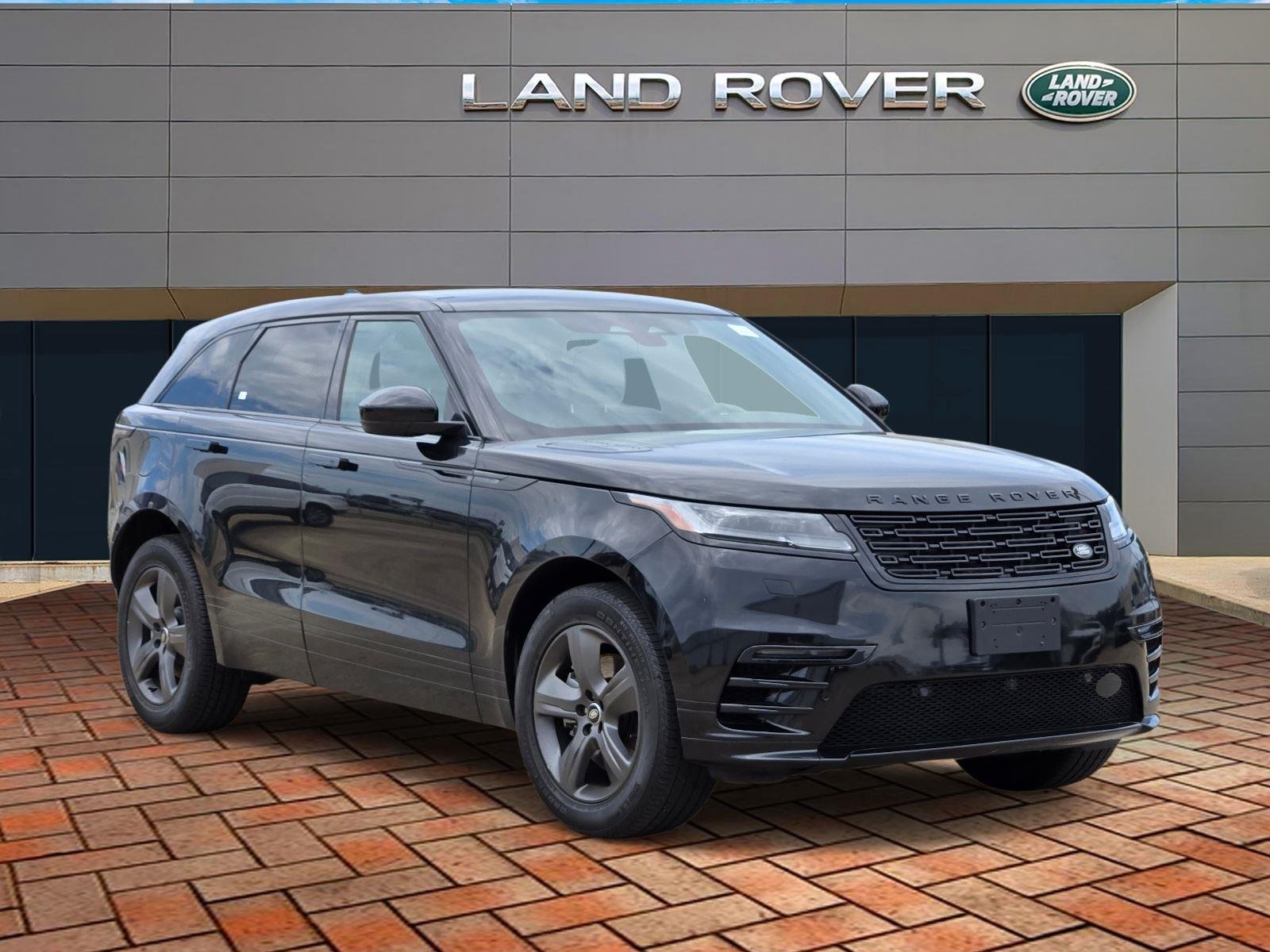Used 2025 Santorini Black Metallic Land Rover Dynamic SE image 3