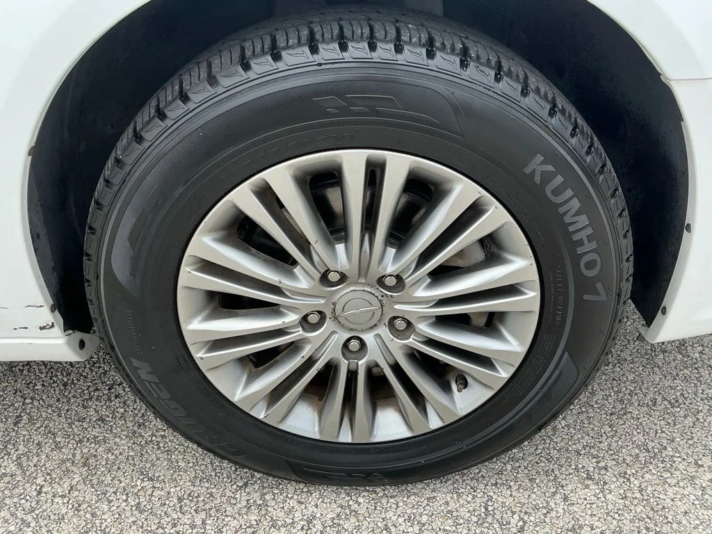 Used 2014 White Chrysler Touring-L image 25