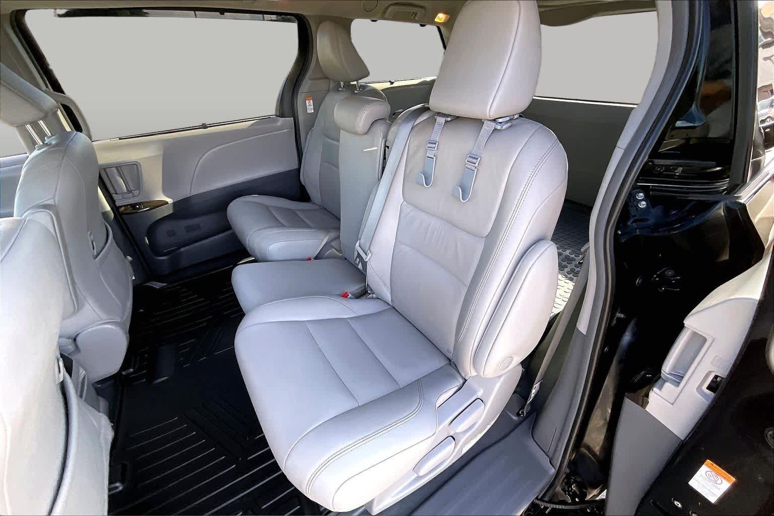 Used 2019 Midnight Black Metallic Toyota XLE Premium image 19