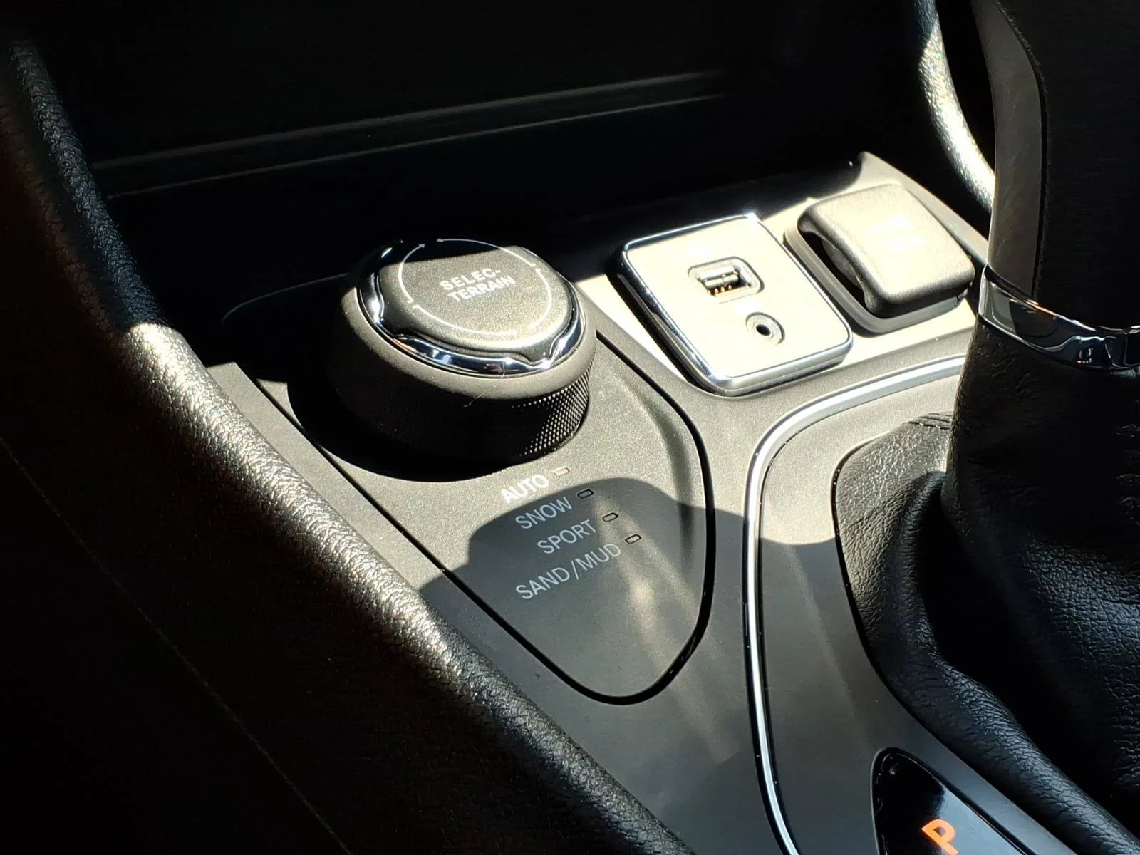 Used 2020 Velvet Red Pearlcoat Jeep Latitude image 16