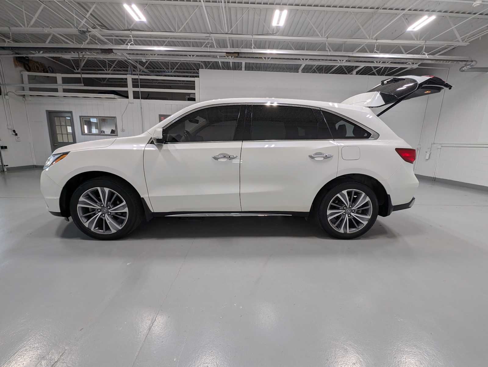 Used 2017 White Diamond Pearl Acura w/Technology Pkg image 11