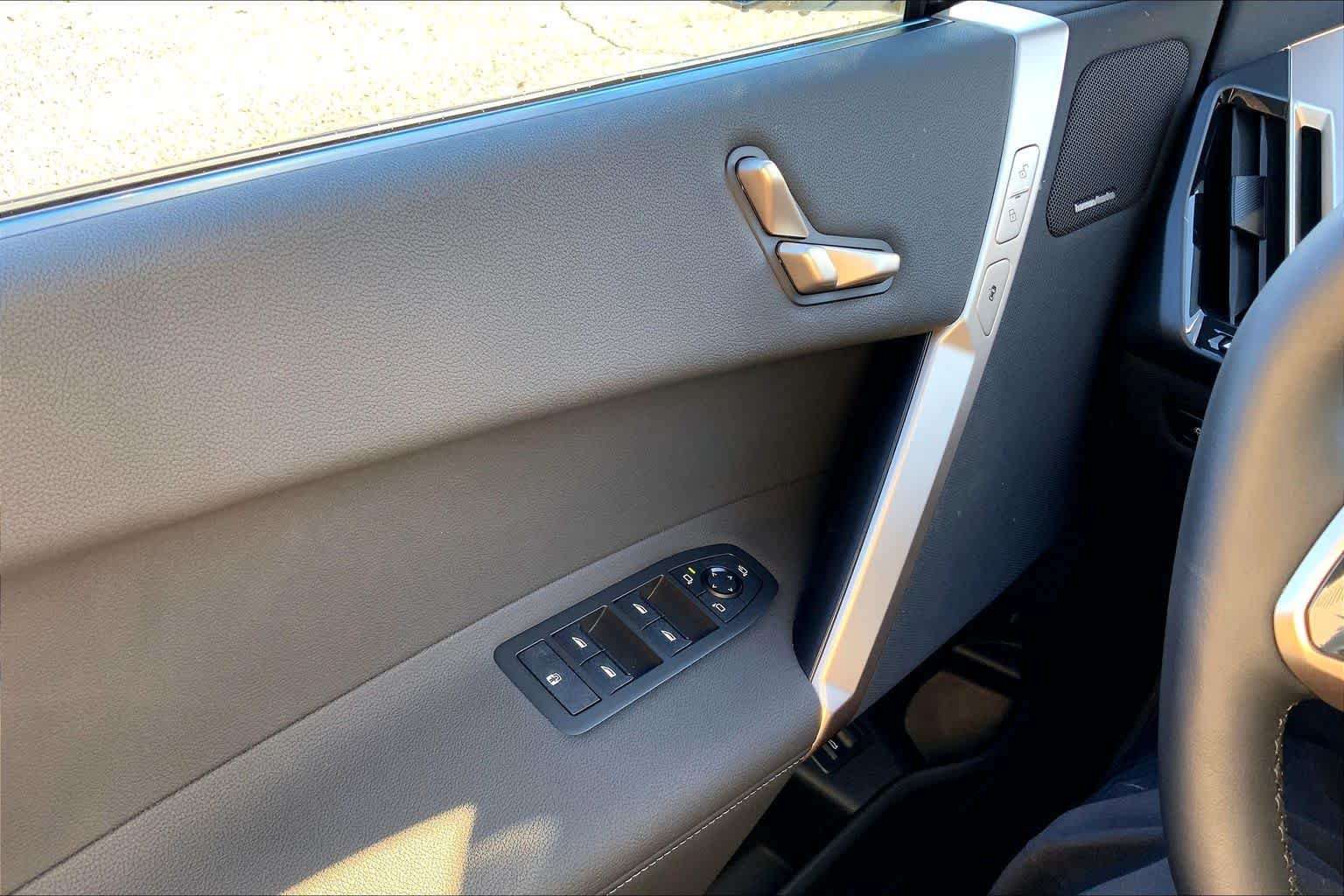 2025 BMW iX 50 - Photo 19