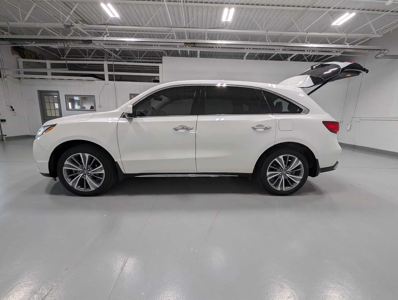 Used 2017 White Diamond Pearl Acura w/Technology Pkg image 11