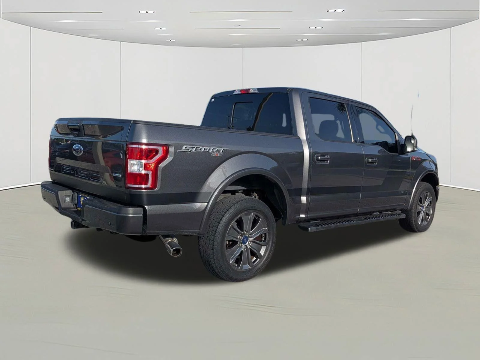 Used 2018 Gray Ford XLT image 3