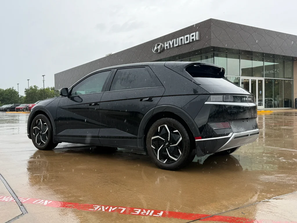 Used 2023 Abyss Black Hyundai SEL image 3