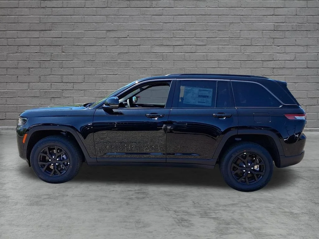 New 2026 Diamond Black Crystal Pearlcoat Jeep Laredo Altitude image 5