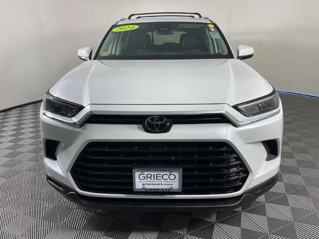 Used 2024 Pearl Toyota XLE image 3
