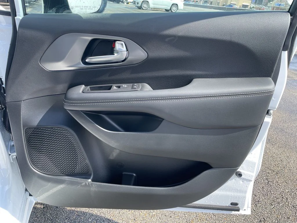 2026 Chrysler Pacifica Select - Photo 14