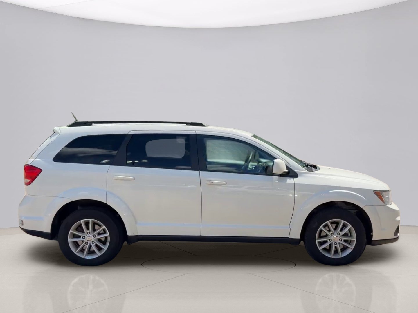 Used 2017 White Dodge SXT image 6