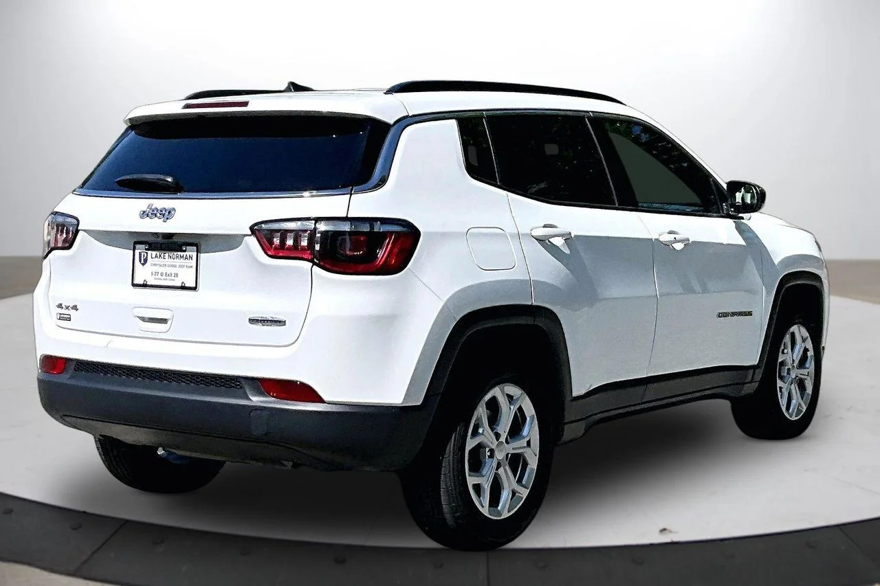 Used 2024 White/off-white Jeep Latitude image 9