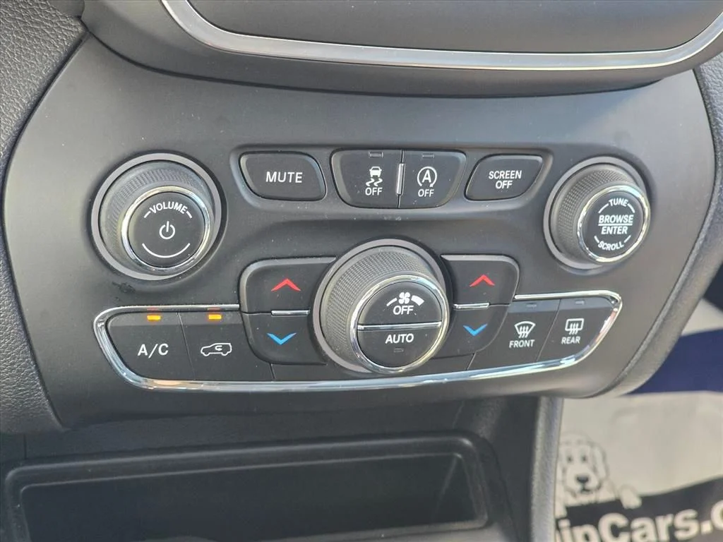 Used 2022 Gray Jeep Latitude Lux image 16