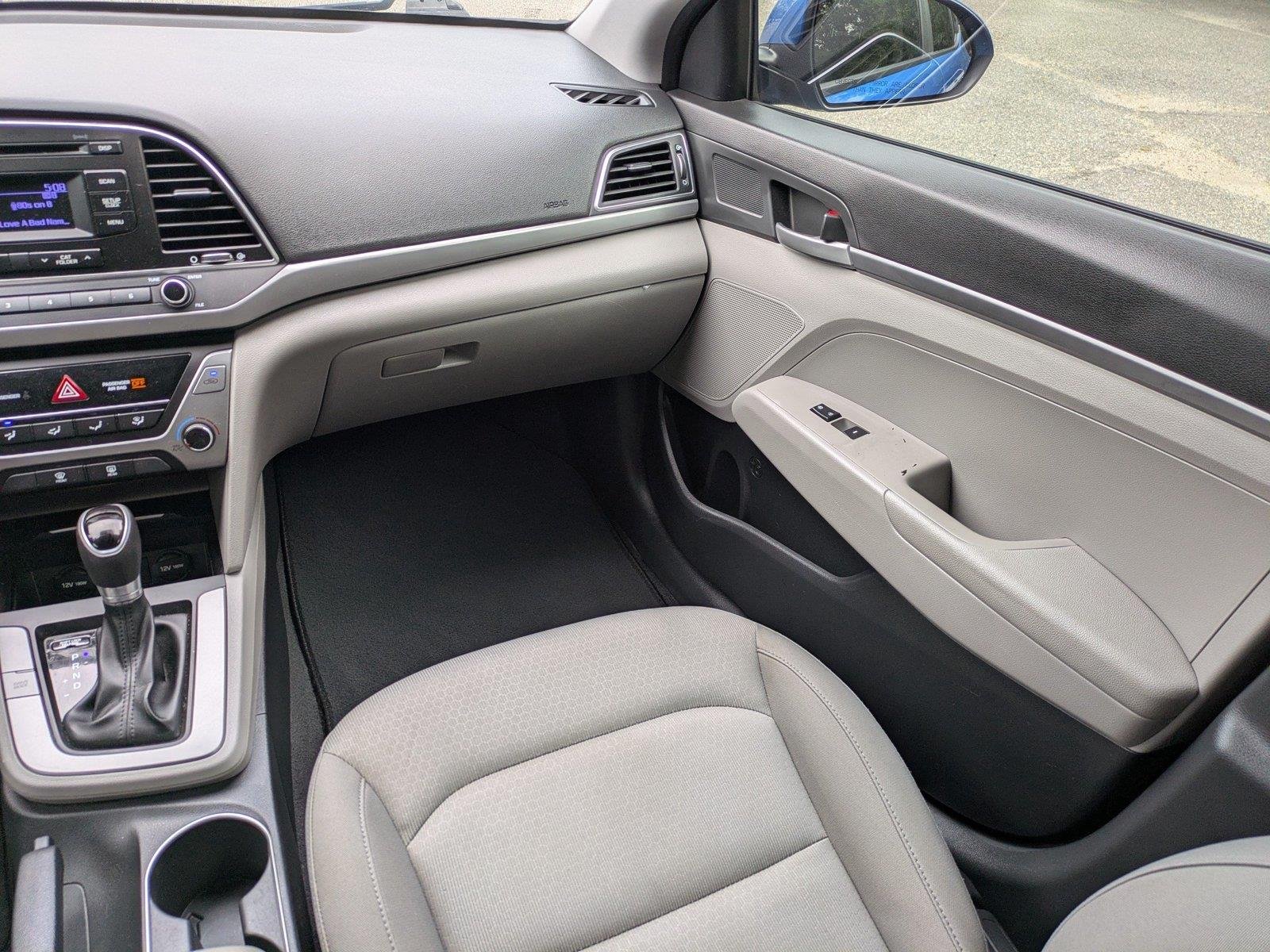 Used 2017 Electric Blue Hyundai SE image 16