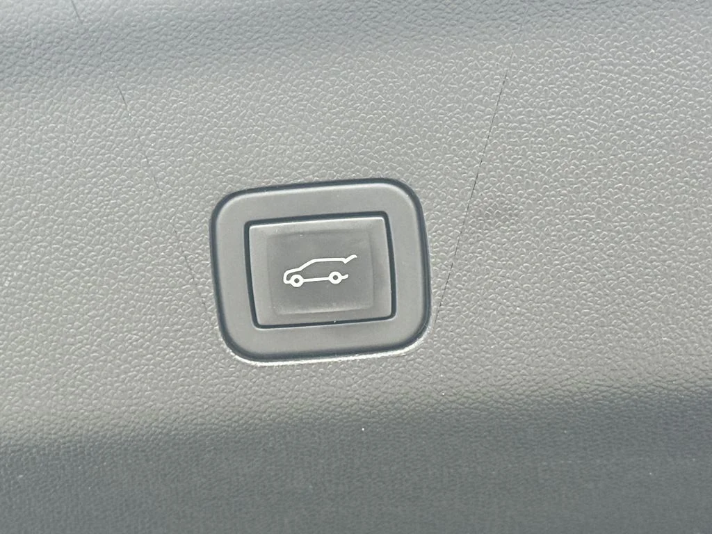 Used 2024 Silver Cadillac Sport Platinum image 19