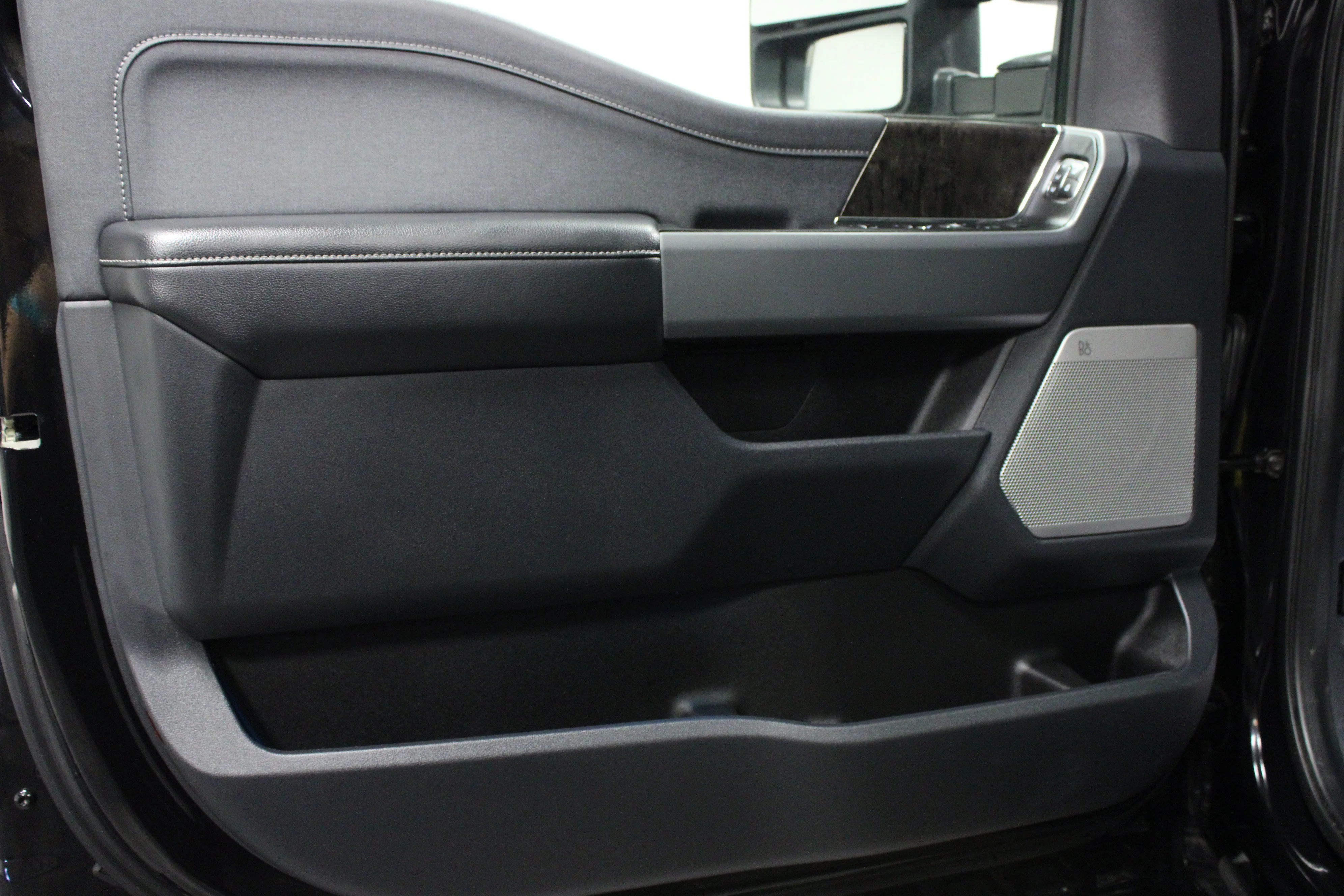 Used 2024 Agate Black Metallic Ford LARIAT image 11