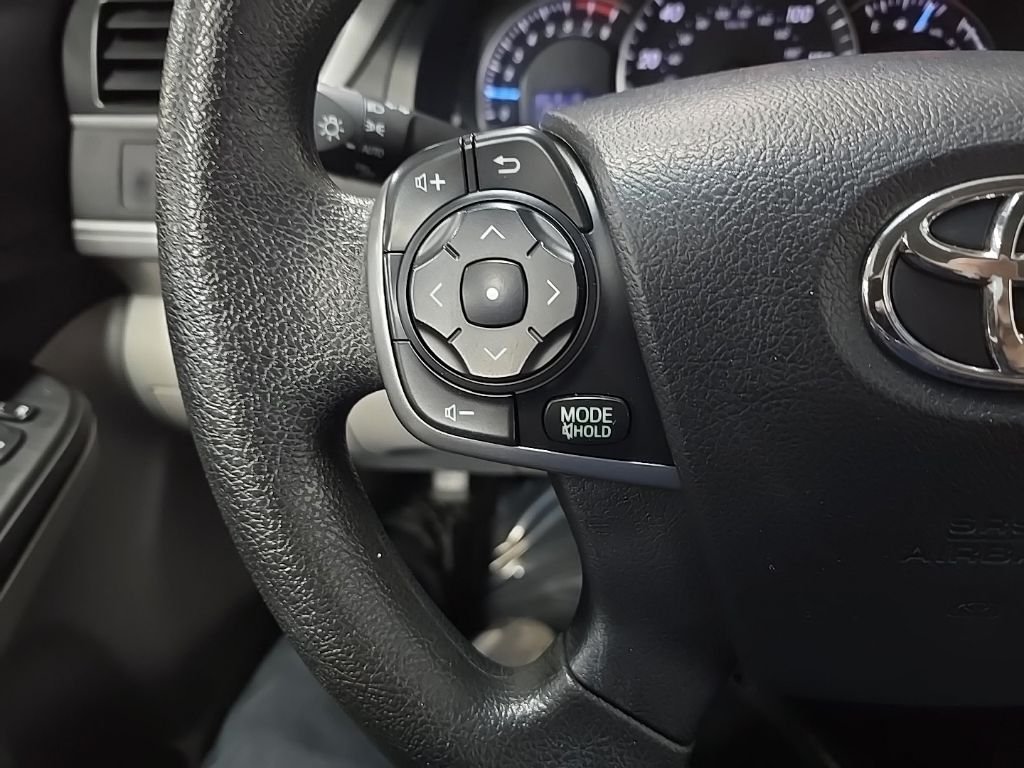 Used 2014 Silver Toyota LE image 22