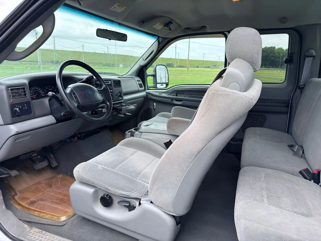 Used 2004 White Ford XL image 21