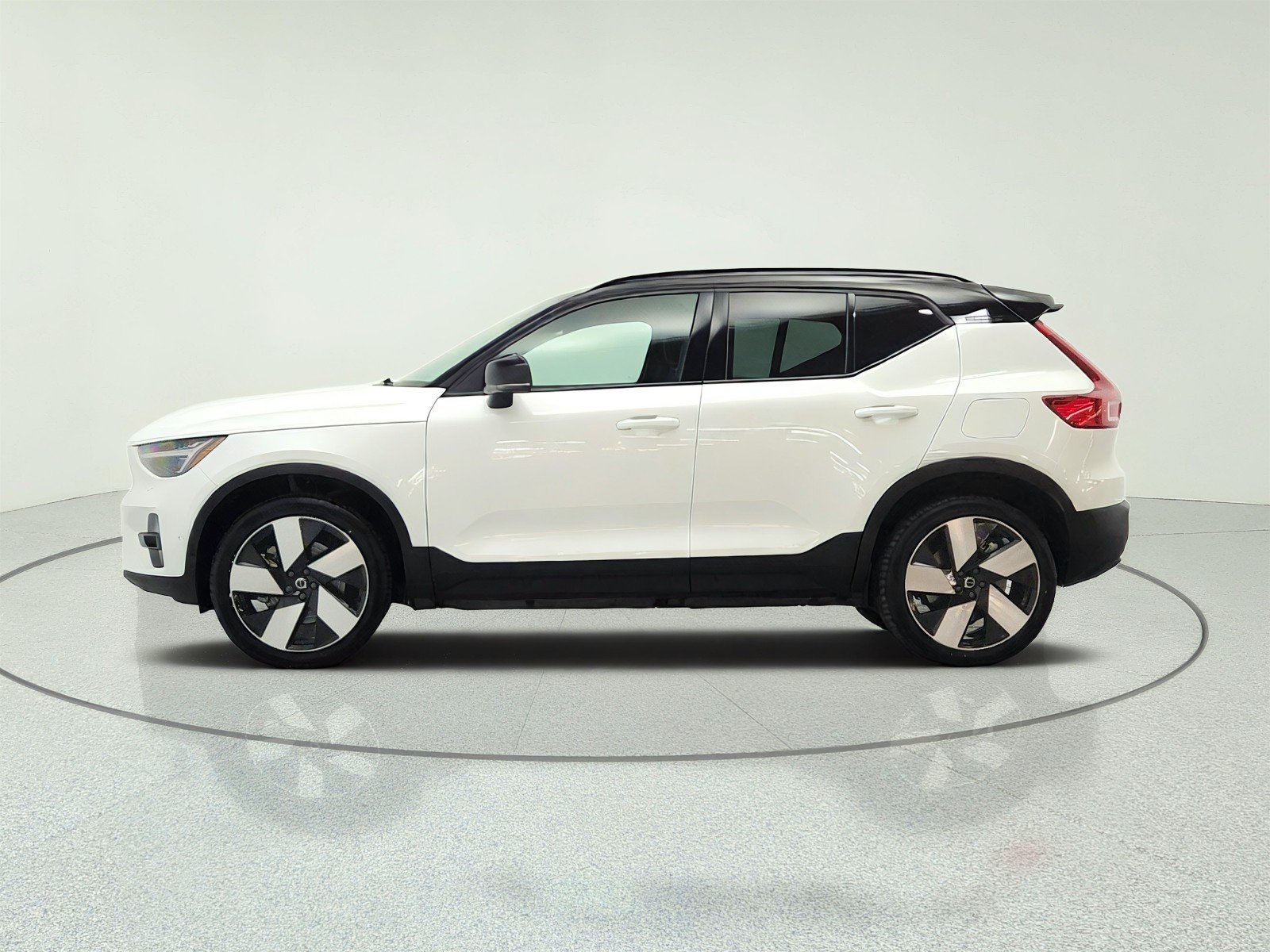 Used 2023 Crystal White Metallic Volvo Ultimate image 8