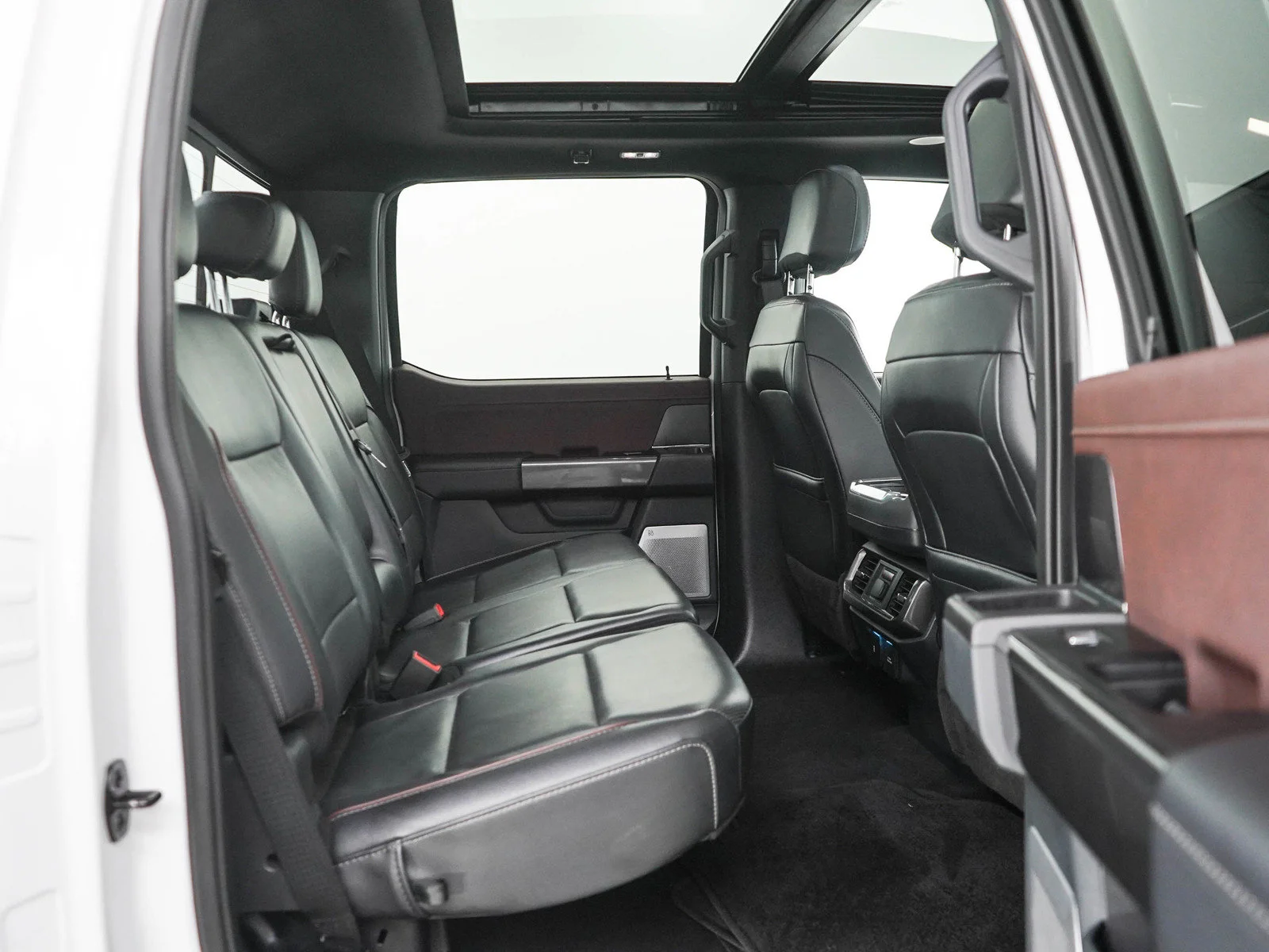 Used 2023  Ford Lariat image 12