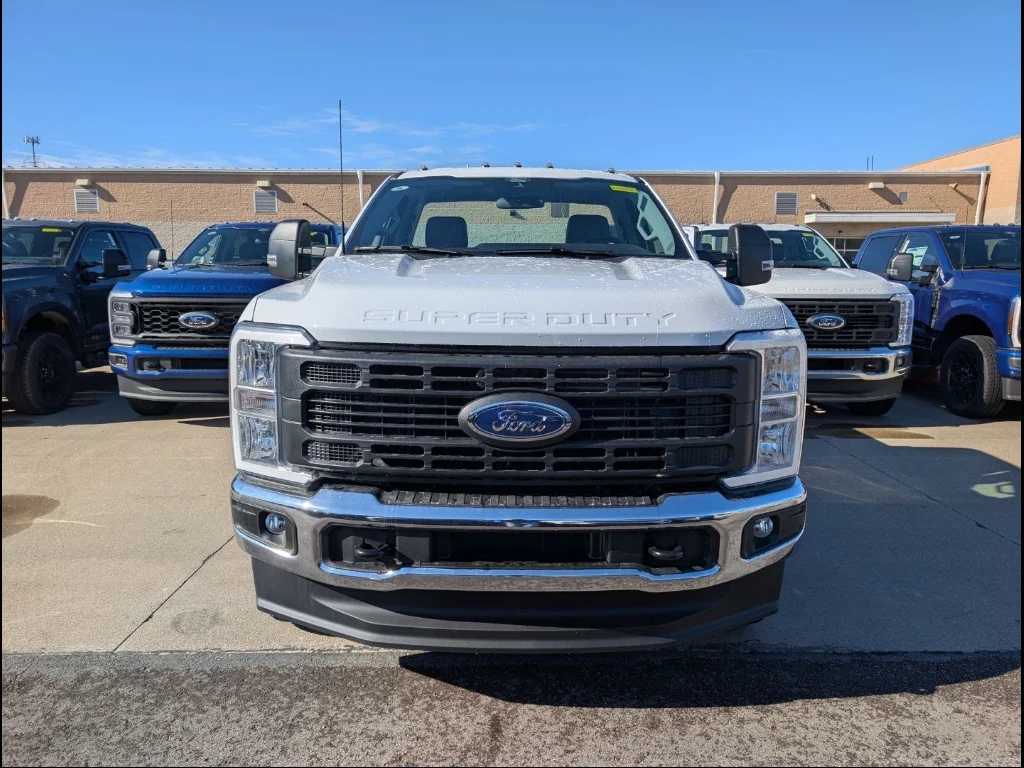 New 2026 Oxford White Ford XL image 2