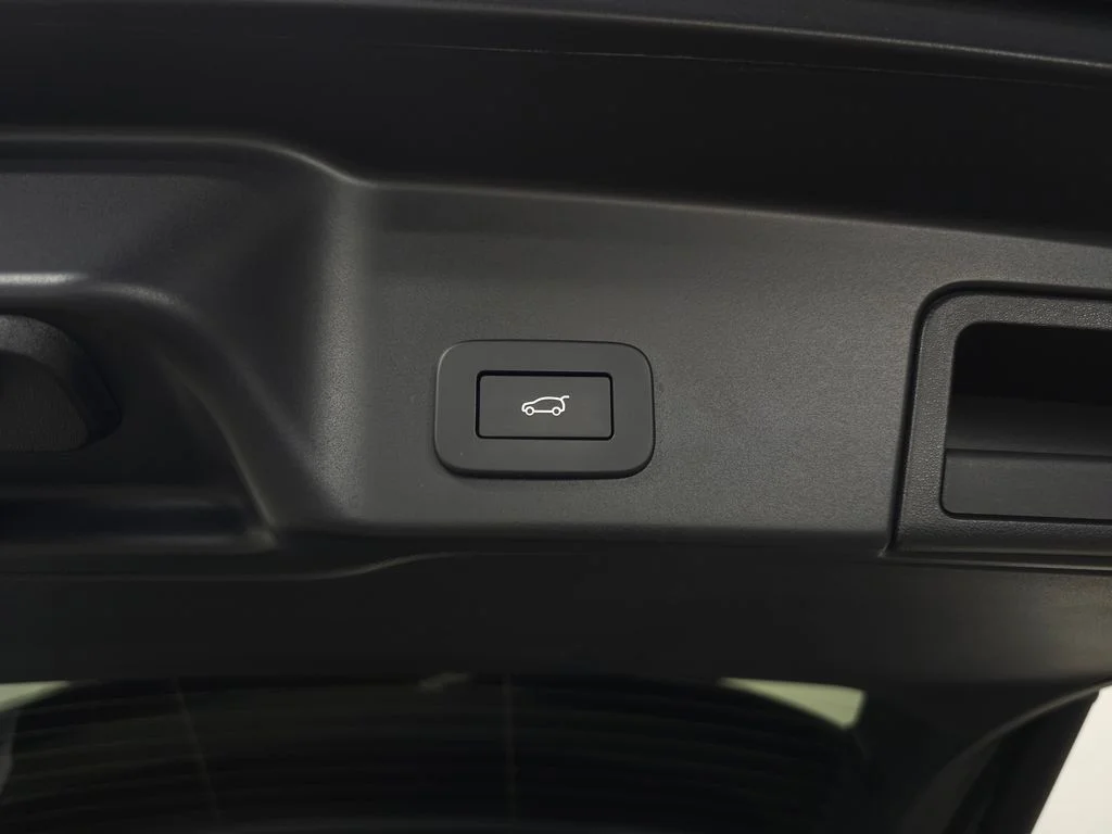 Certified Used 2024 White Land Rover Dynamic image 6