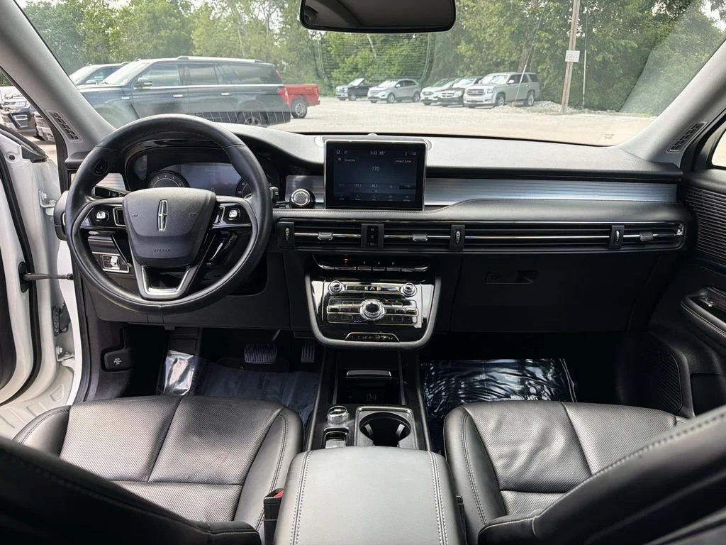 Used 2022 White Lincoln Standard image 16