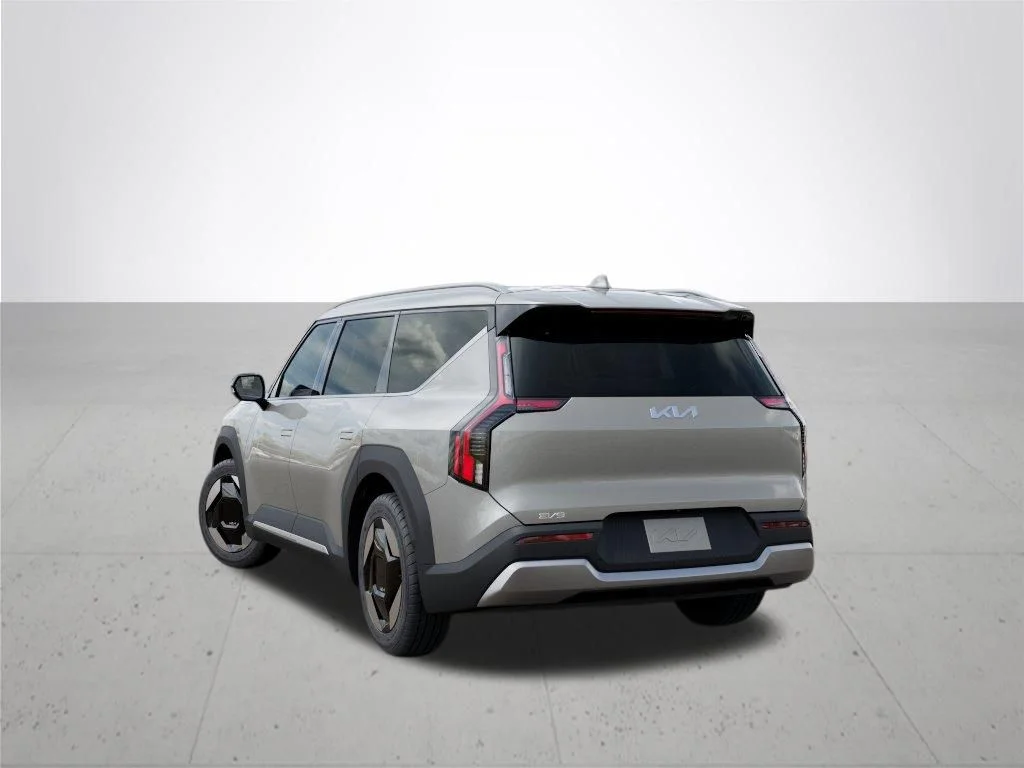 New 2026 Ivory Silver Kia Wind AWD image 4