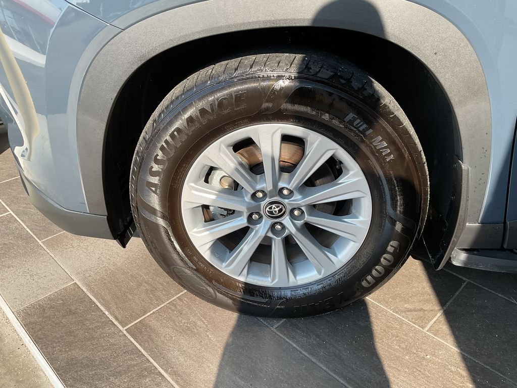 Used 2025 White Toyota XLE image 4