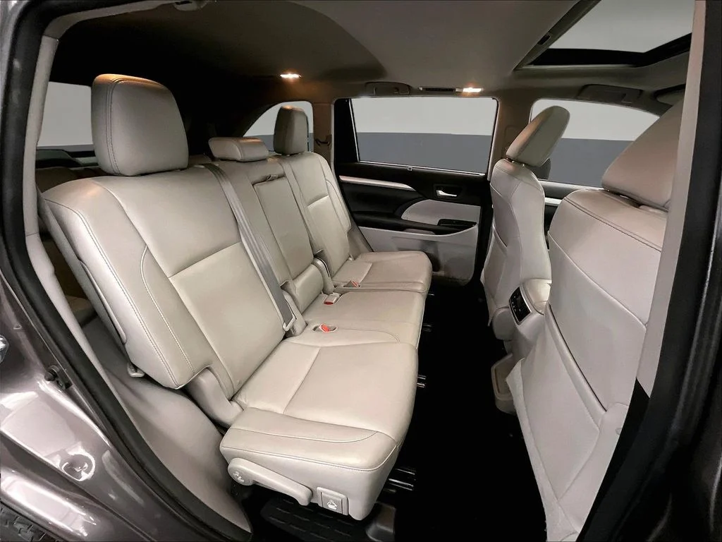 Used 2016 Gray Toyota XLE V6 image 31
