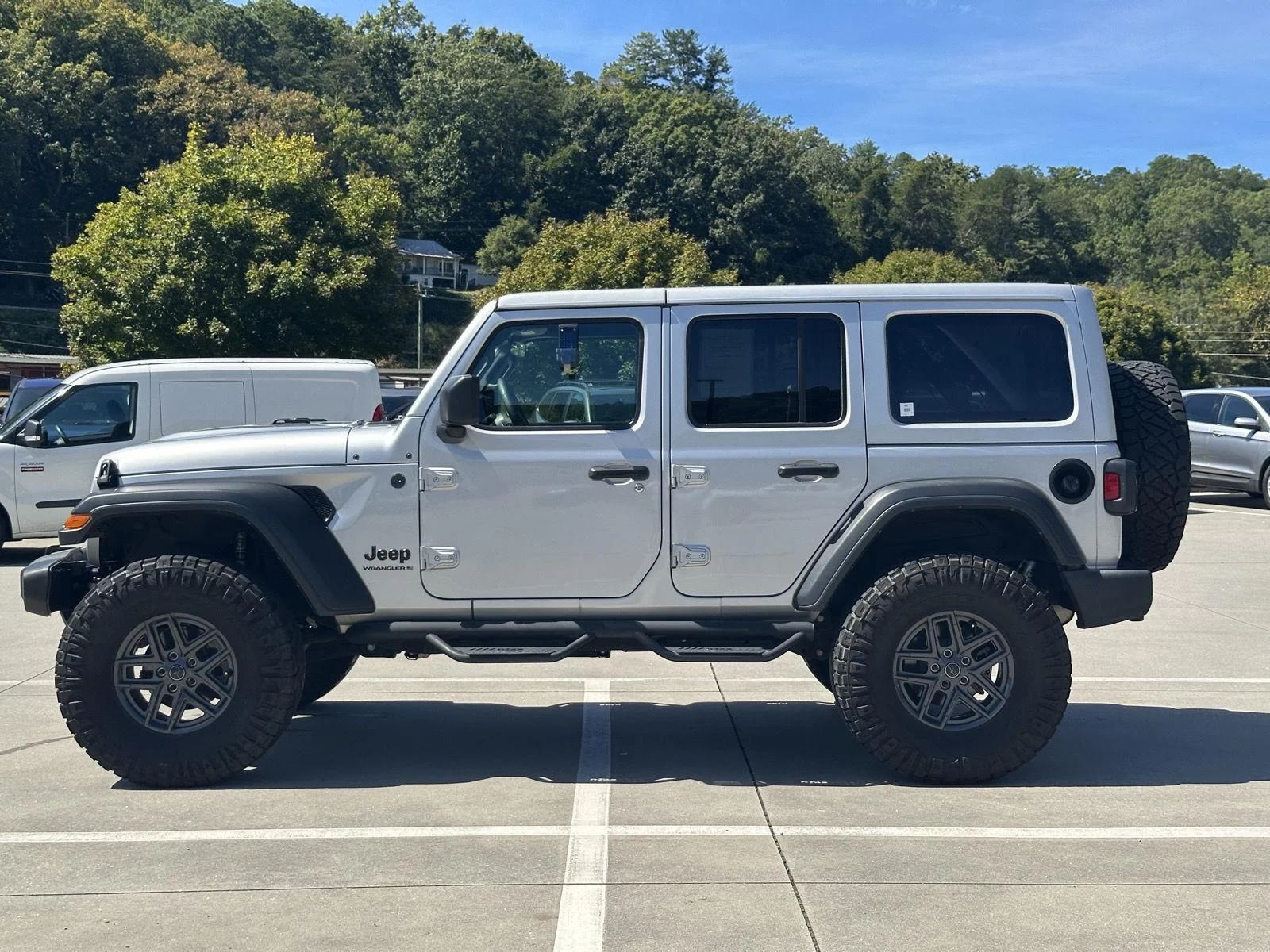 Used 2024 Silver Zynith Clearcoat Jeep Sport S image 4