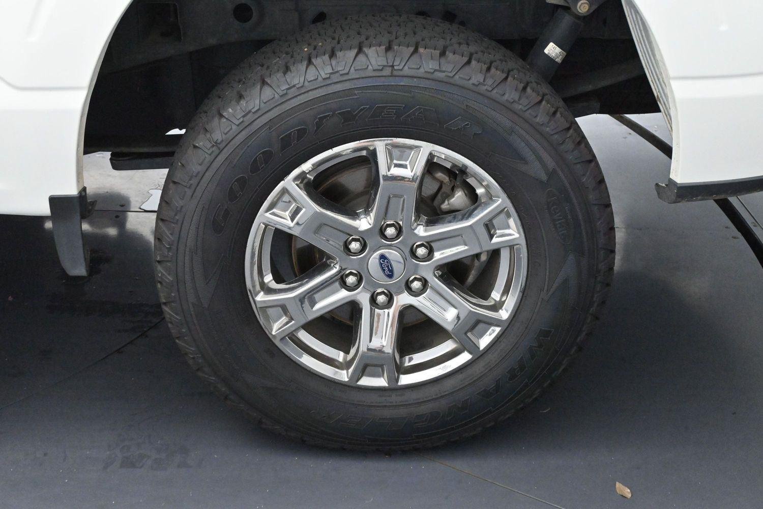 Used 2023  Ford LARIAT image 36