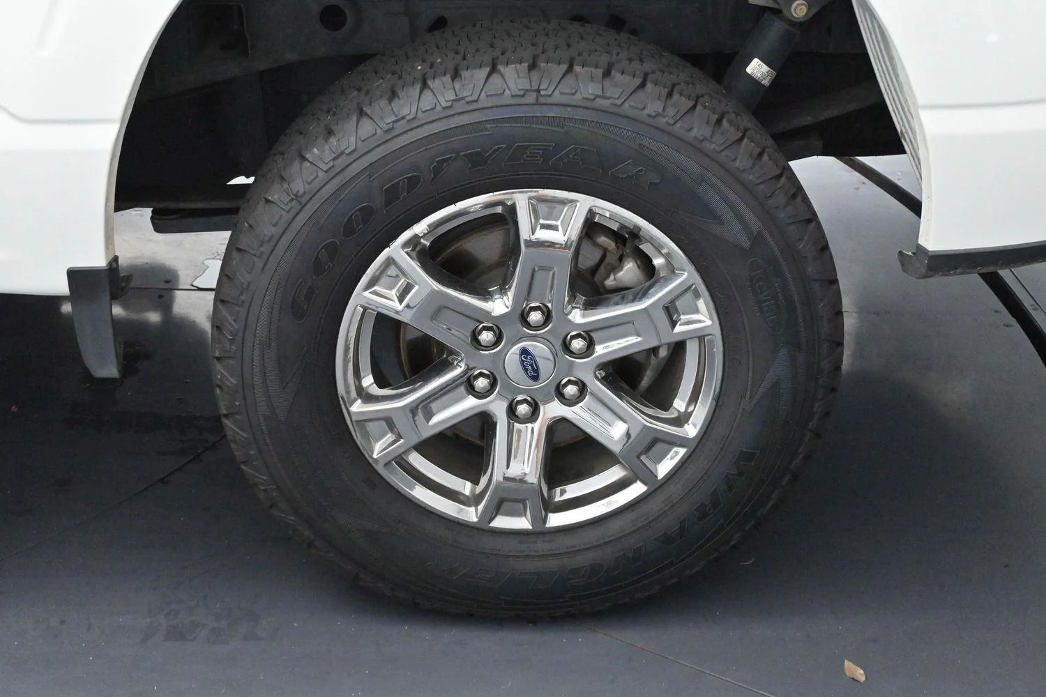 Used 2023  Ford LARIAT image 36