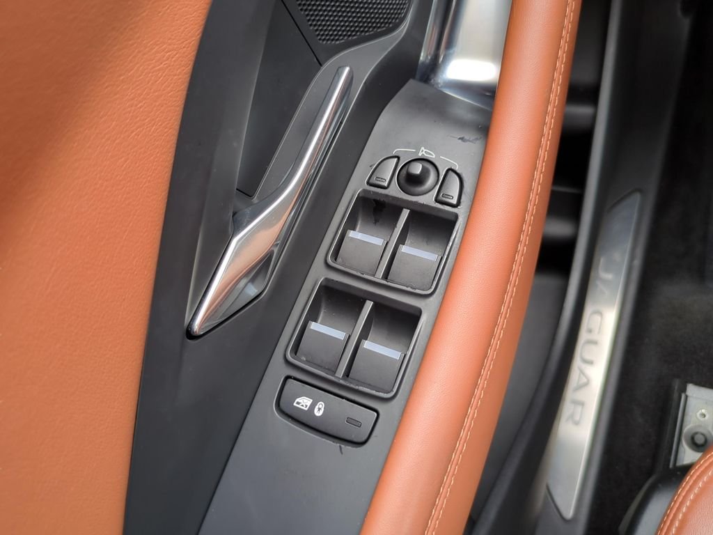 Used 2020  Jaguar SE image 21
