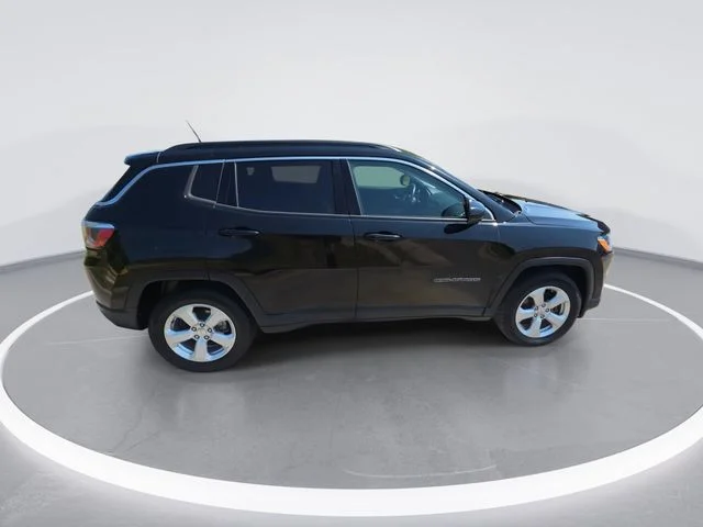 Used 2018 Black Jeep Latitude image 9