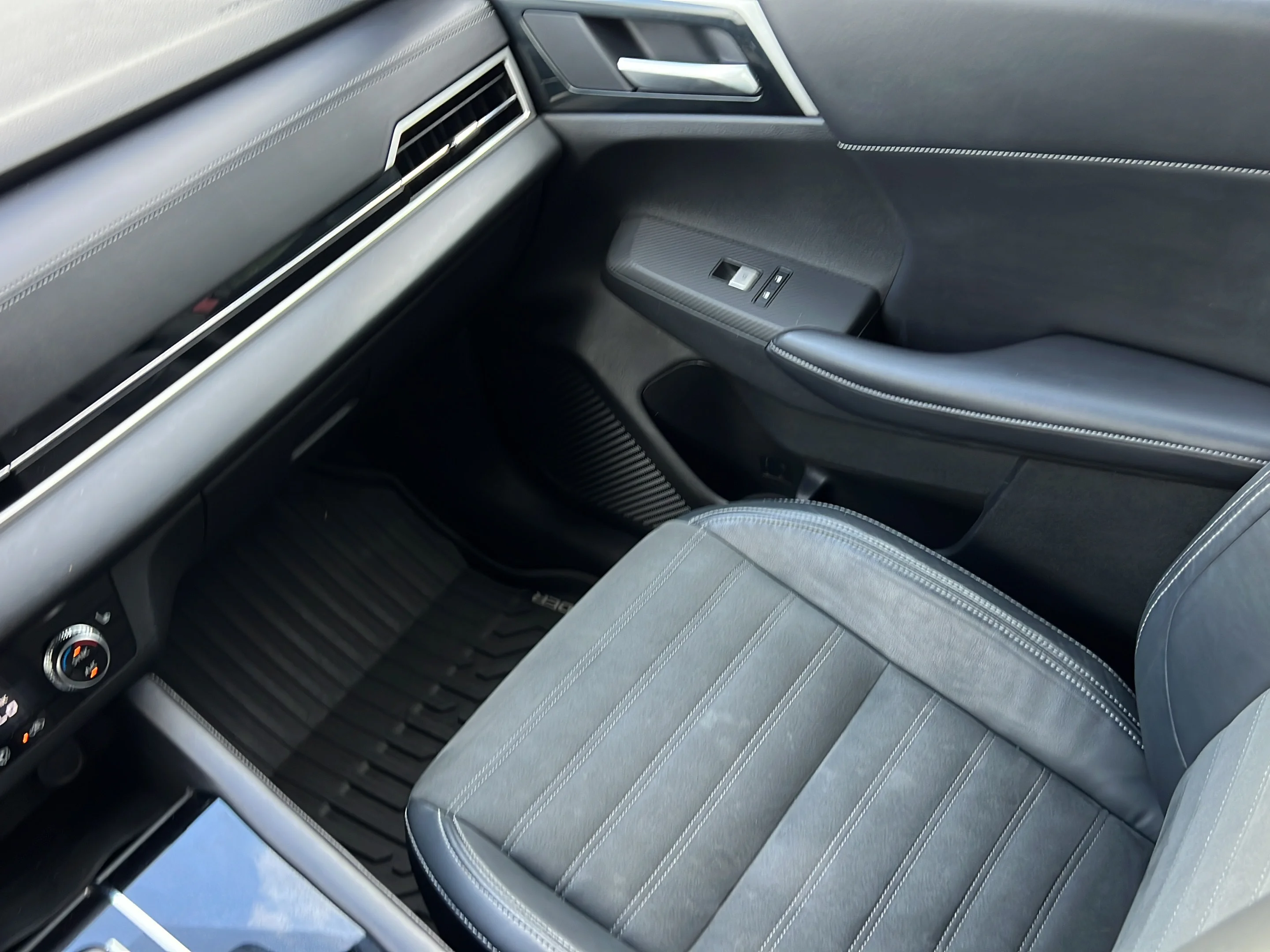 Used 2023 Red Mitsubishi SE Special Edition image 13