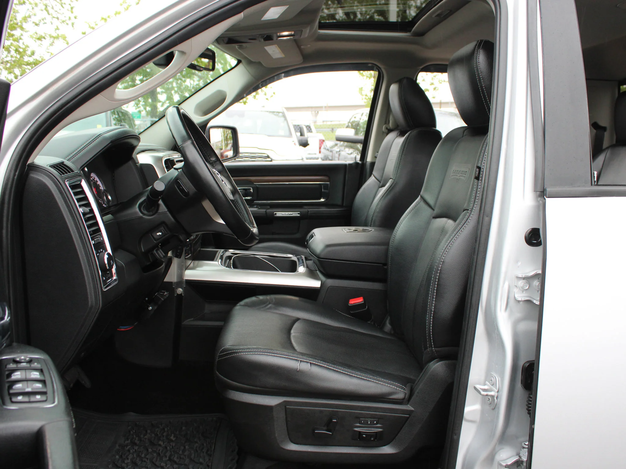 Used 2018 Silver RAM Laramie * HEMI V8 | 3M PPF | Alpine | Apple CarPlay | Tonneau Cover | Sunroof | Heated Seats image 3