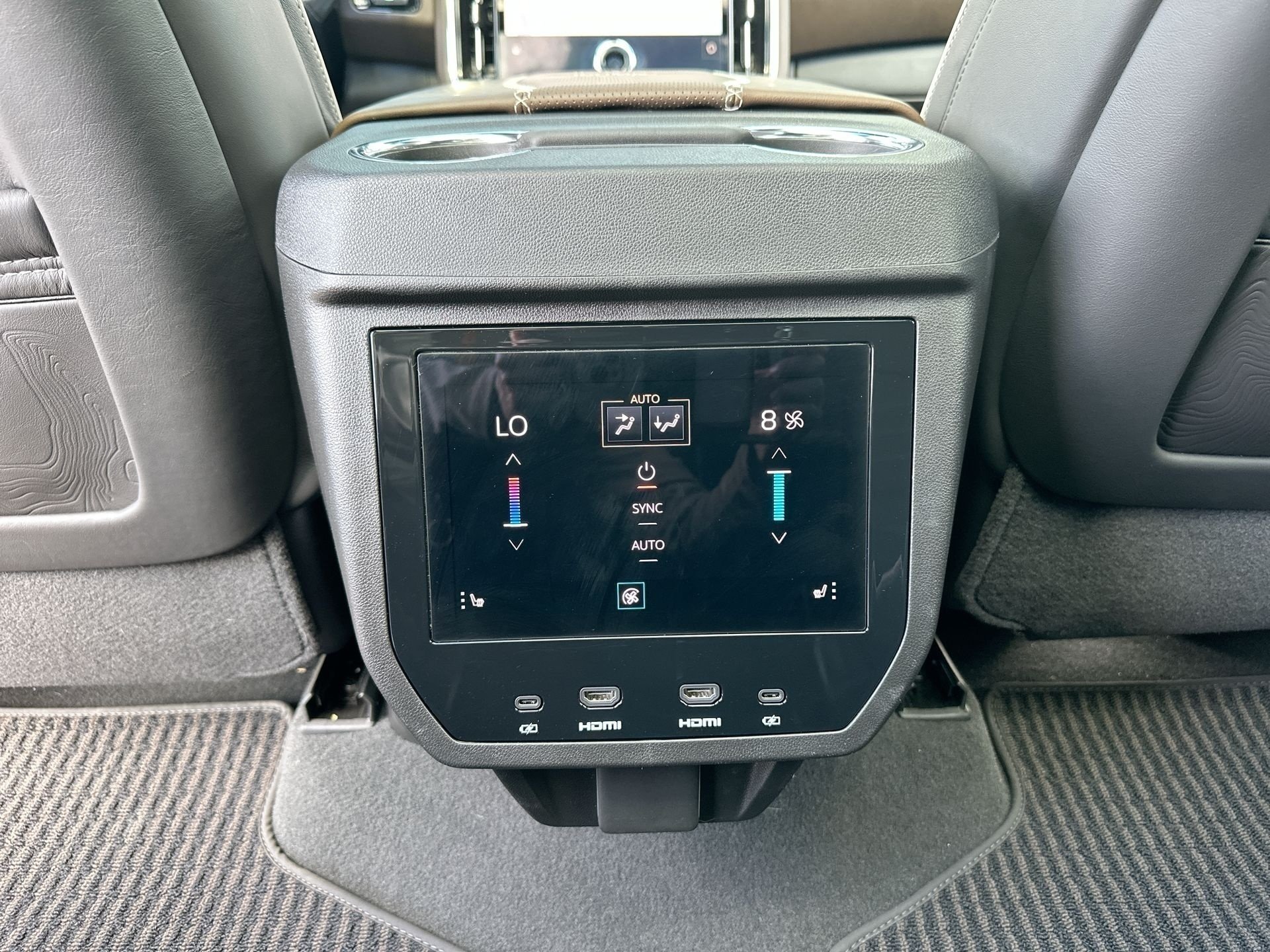 2025 GMC Yukon Denali Ultimate - Photo 22