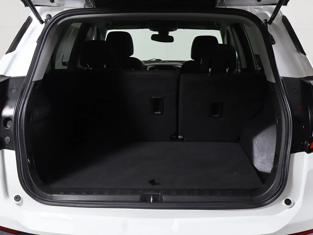 Used 2020 White GMC SLE image 9