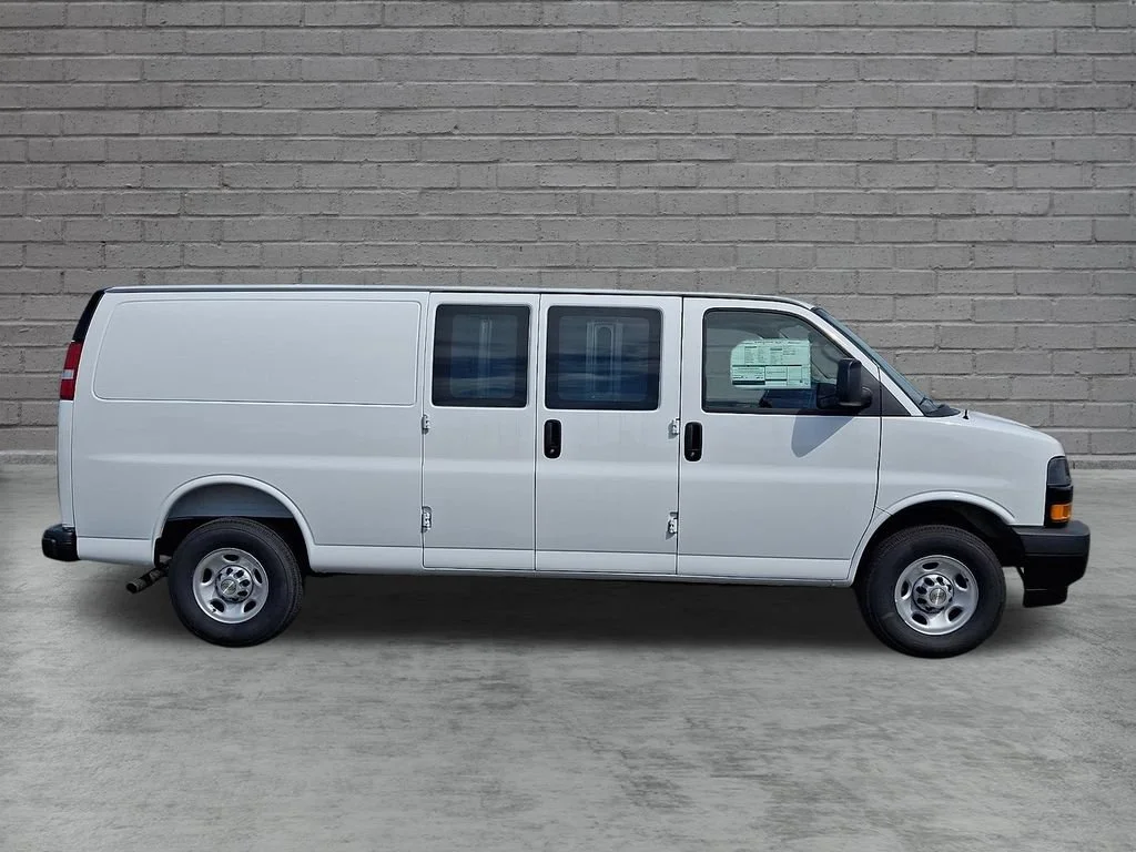New 2026 Summit White Chevrolet WT image 9