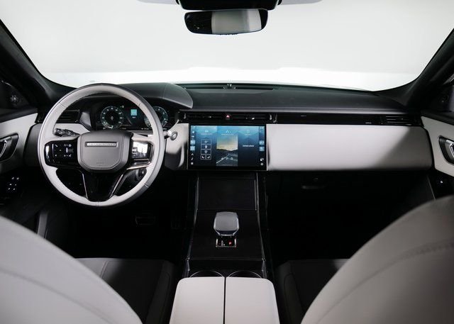 New 2026 Santorini Black Land Rover Dynamic SE image 4