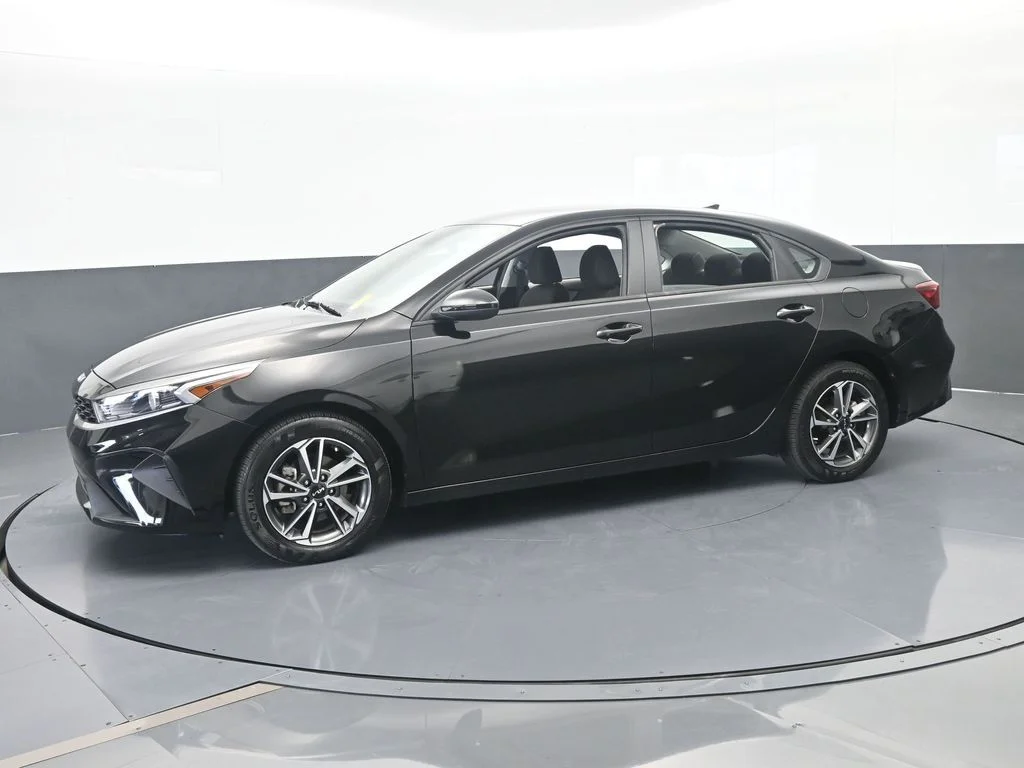 2023 Kia Forte LXS AT's photo