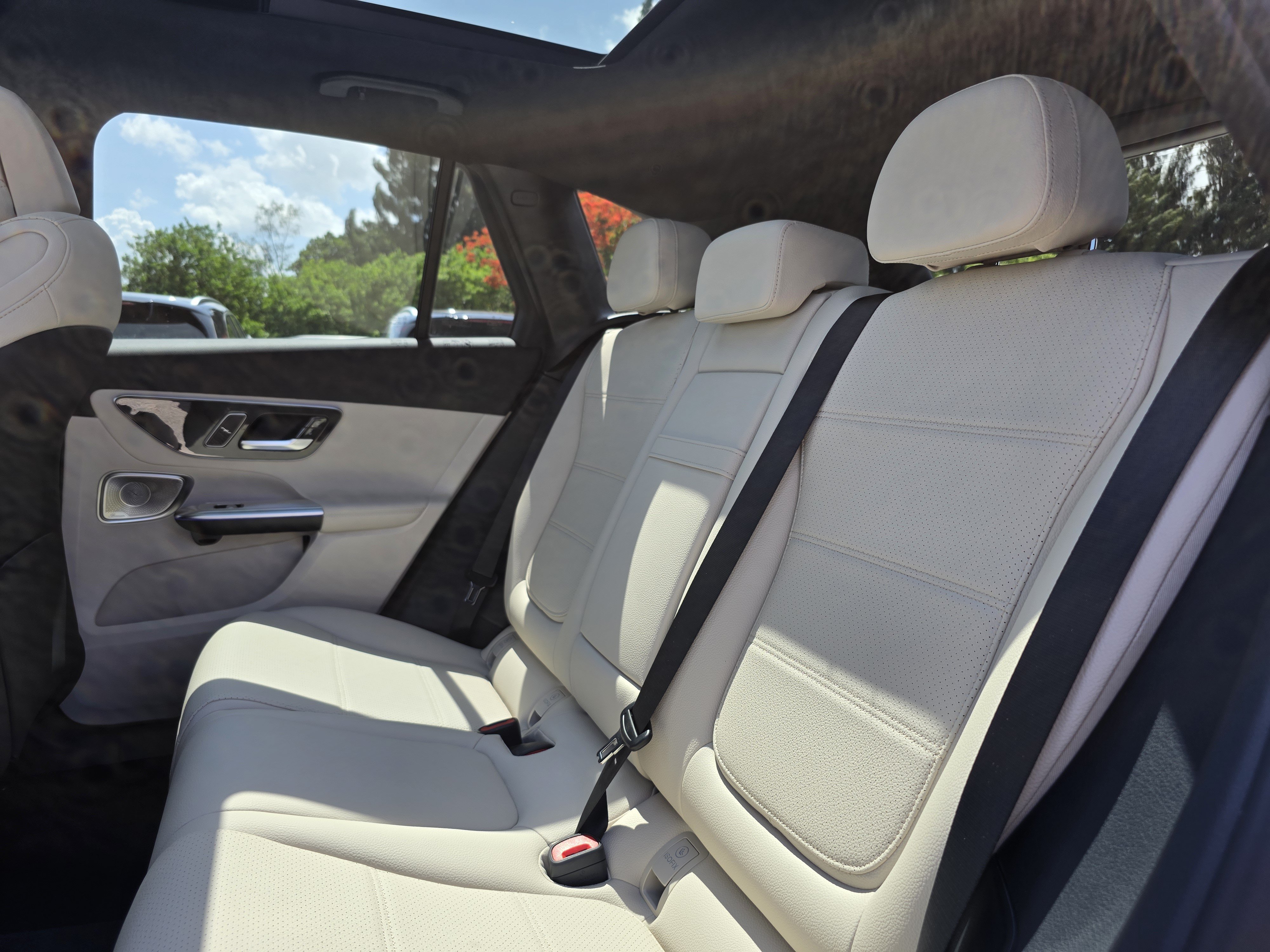 New 2026 Polar White Mercedes-Benz GLC 300 image 43