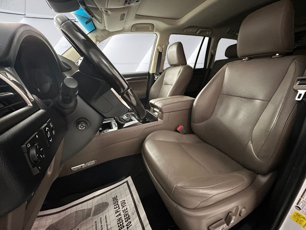 Used 2021  Lexus 460 Luxury image 8