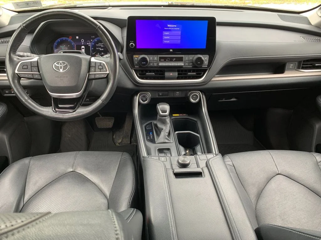 Used 2024  Toyota Platinum image 16